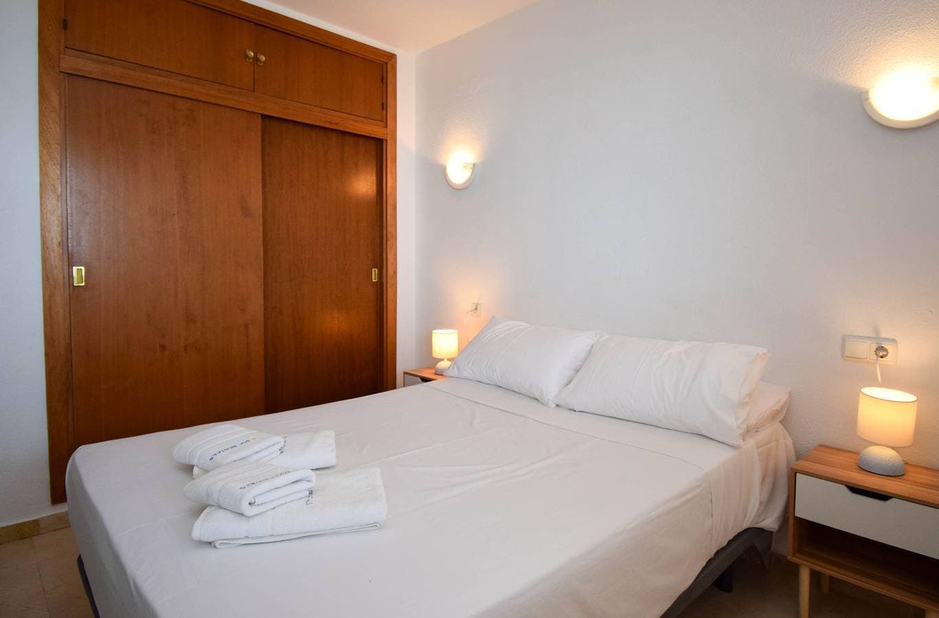 Foto 12 von 26: Ref: 276. 2 bedroom seafront apartment with pool and parking