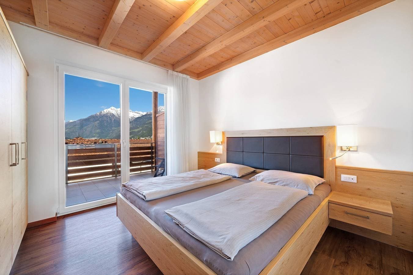 Foto 2 von 17: Ferienwohnung 'Nelkenstein Sommer' mit Bergblick, Gemeinschaftspool und WLAN