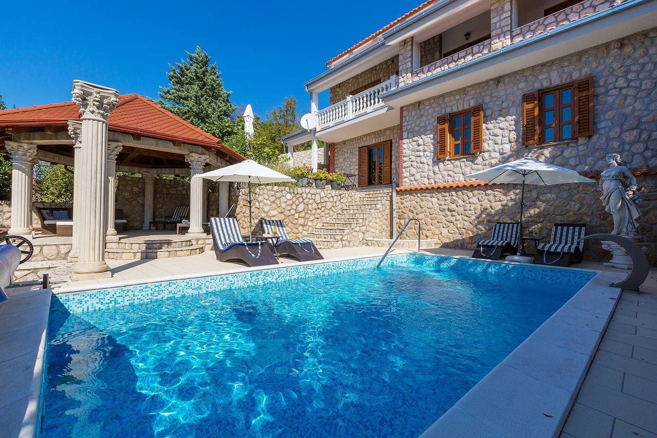 Reizendes Apartment nur 700 Meter zum Strand mit Meerblick, Pool, BBQ, WiFi 1