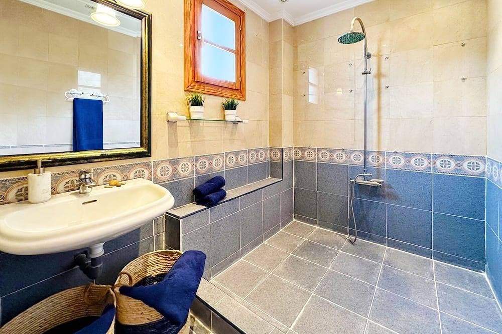 Foto 11 von 30: 6 Bedroom Luxury Villa ,6 seater Jacuzzi & heated pool . 18 guests max