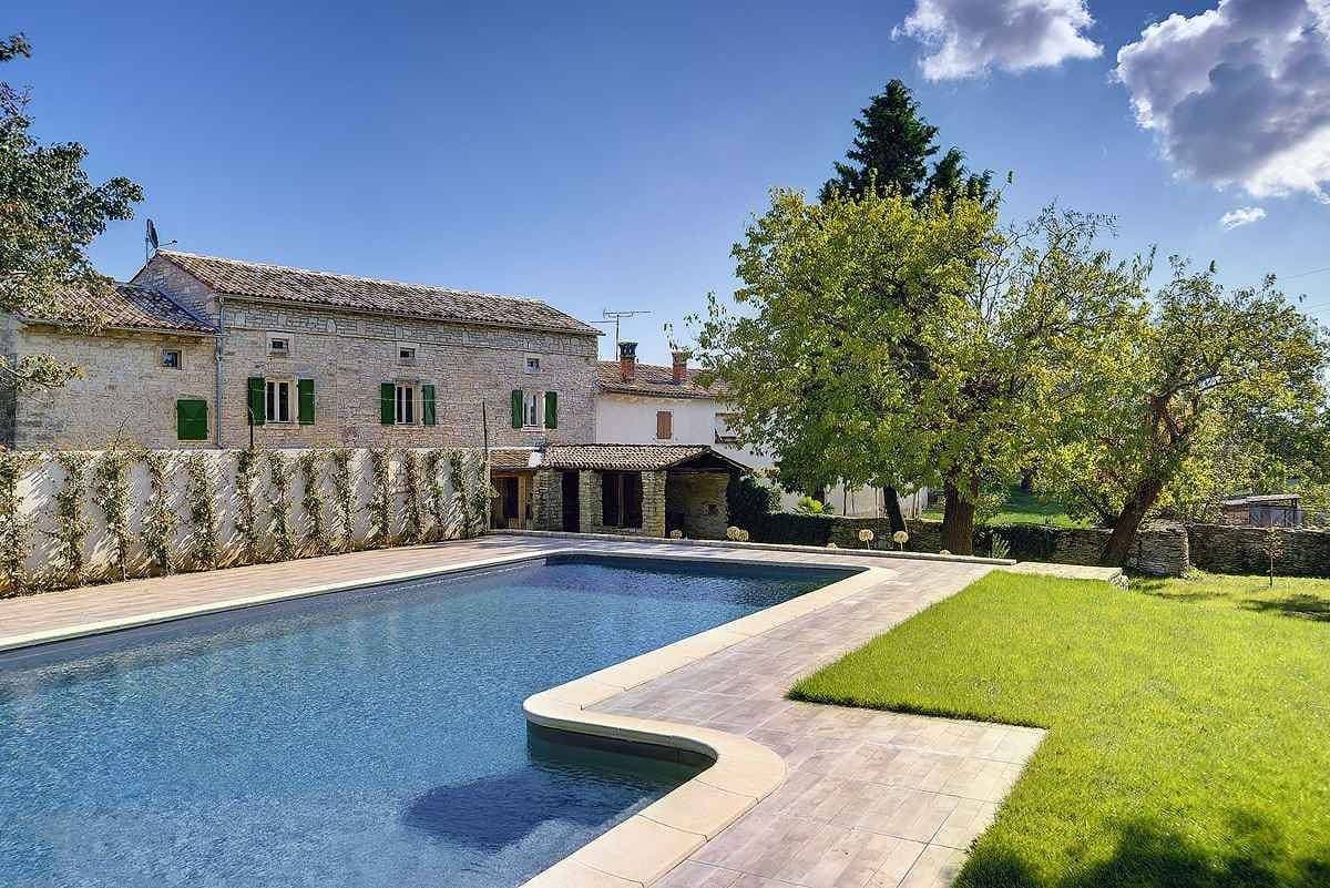 Foto 8 von 39: Villa mit Garten und Pool