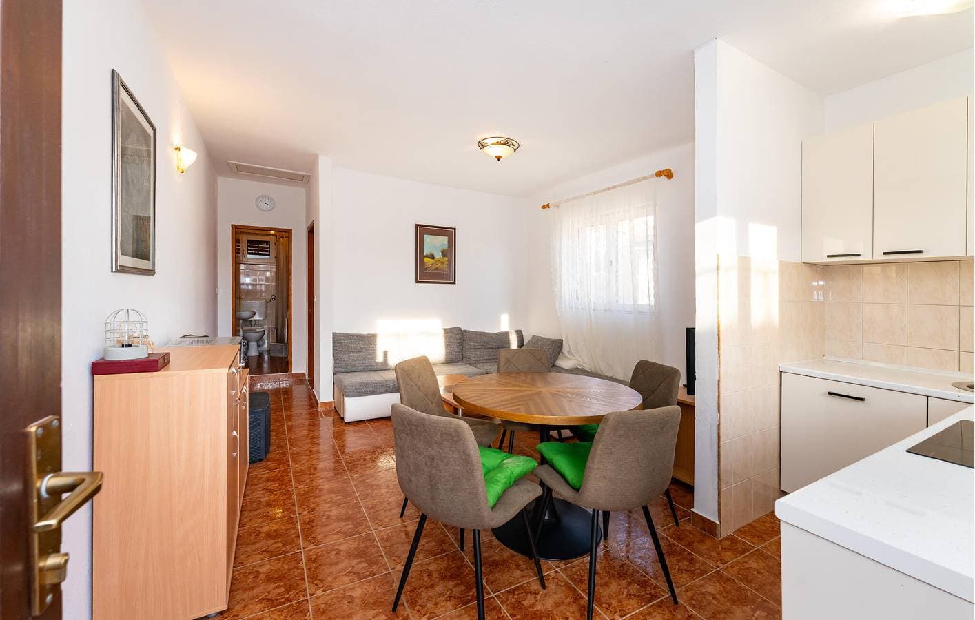 Foto 10 von 27: Gemütliche Ferienwohnung mit Terrasse in der Nähe der Küste und des Stadtzentrums in Donji Karin