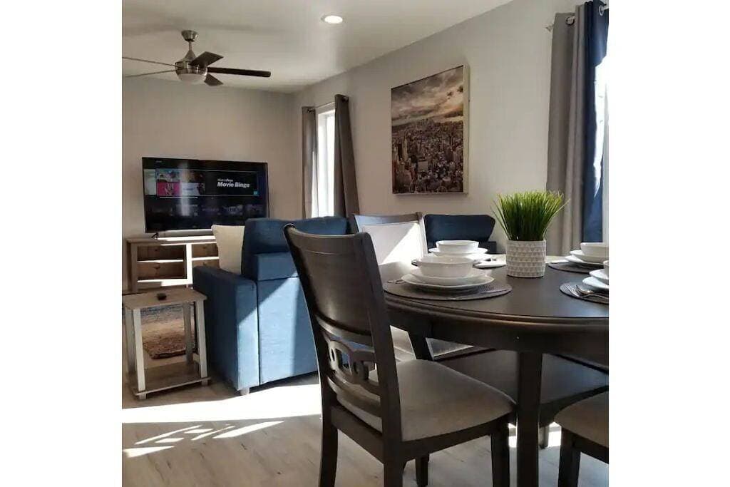 Foto 13 von 24: Eastside Gem! Welcome Home 65\" TV fully remodeled