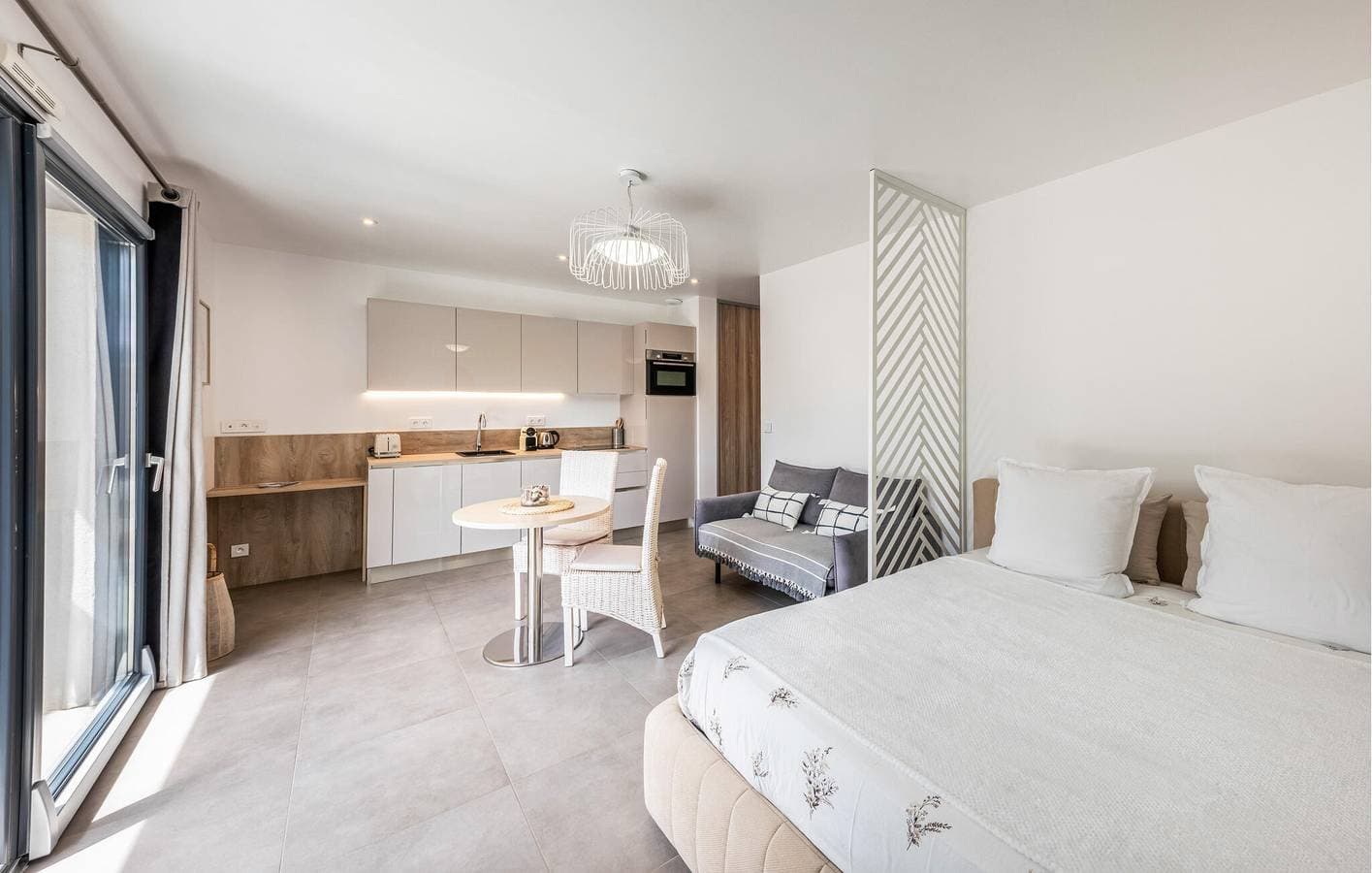 Foto 9 von 11: Breezy Riverside Retreat mit Parkplatz und Terrasse