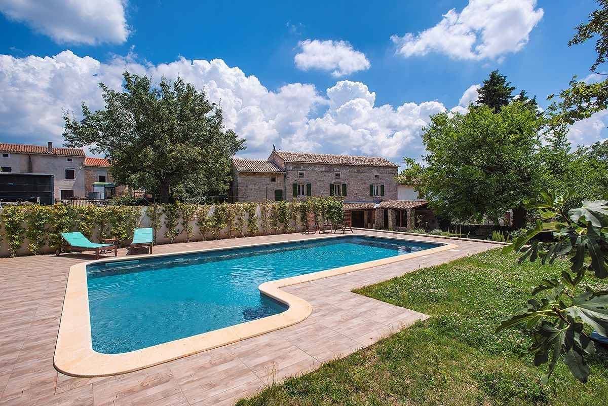 Villa mit Garten und Pool 1