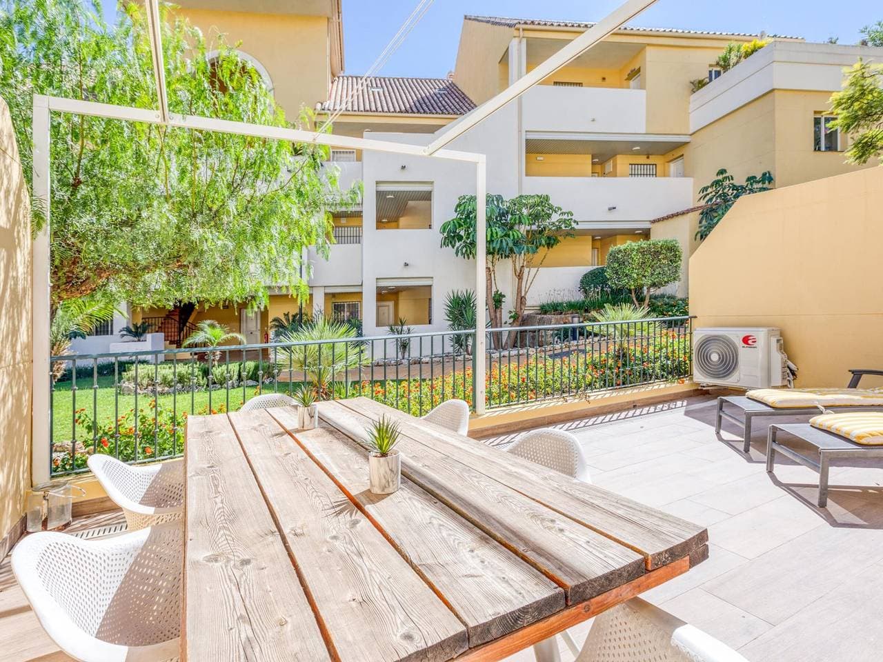 Foto 12 von 23: Moderne Wohnung in Estepona, Erdgeschoss mit Terrasse und Pool, nahe Hafen und Strand