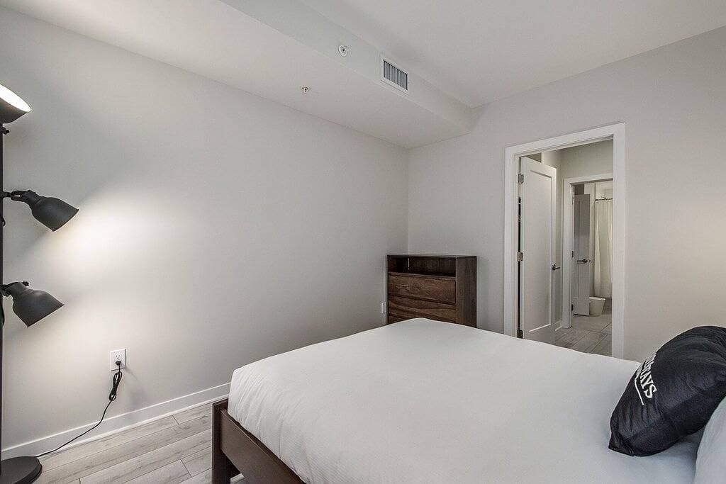Foto 8 von 57: Luxuriöse 1-Zimmer-Wohnung mit Stadtblick – zu Fuß nach Alderney