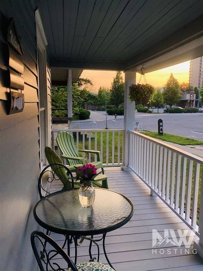 Lakeside Bungalow 1