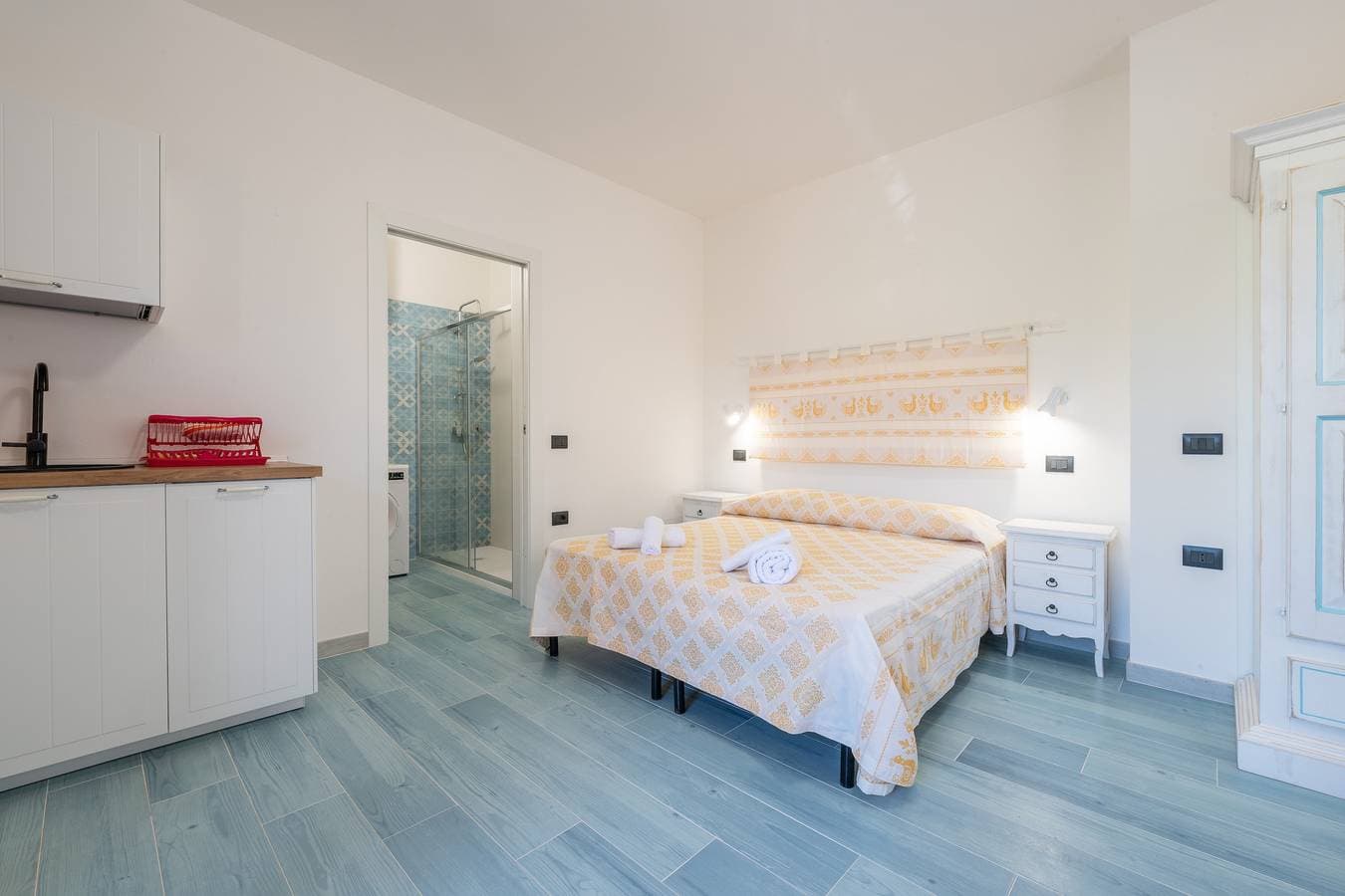 Foto 6 von 27: Einzimmerapartment 'Villa Erica Appartamento Lesley' mit Bergblick, WLAN und Klimaanlage