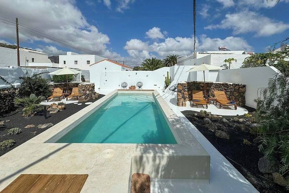 Designhaus mit Whirlpool und Swimmingpool auf Lanzarote 1