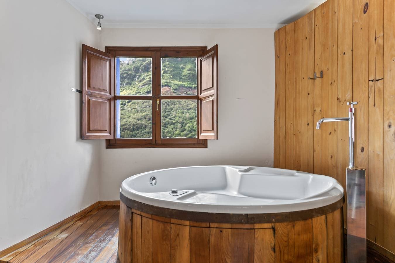 Foto 11 von 44: Ferienhaus mit Whirlpool und Bergblick im Naturpark Ponga
