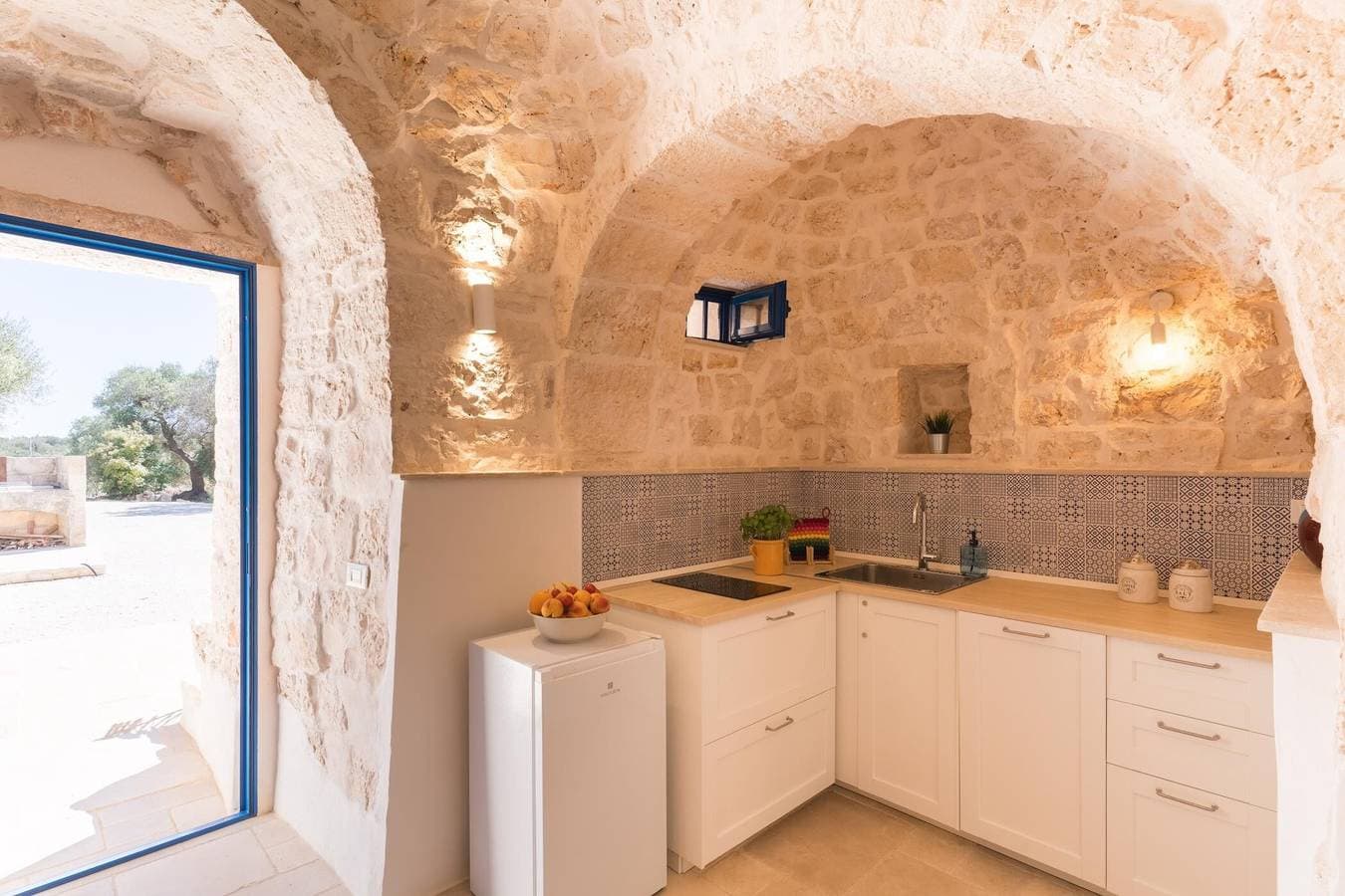 Foto 12 von 33: Trulli Scacciapensieri mit privatem Pool in der apulischen Landschaft