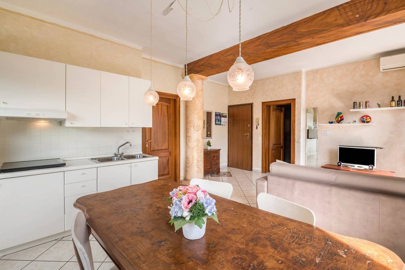 Foto 8 von 33: Ferienwohnung mit Seeblick, Pool, WLAN & Terrasse