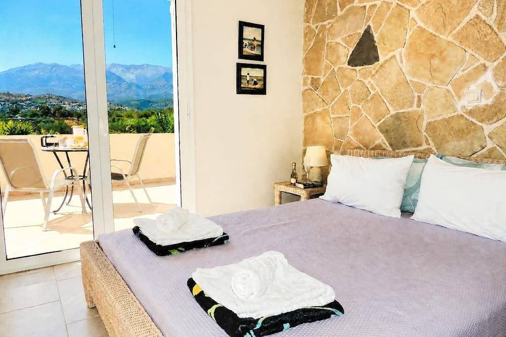 Foto 2 von 30: Villa Adelphi in der Nähe von Kalives. 2 Schlafzimmer, privater Pool, Aussicht und alle Annehmlichkeiten.