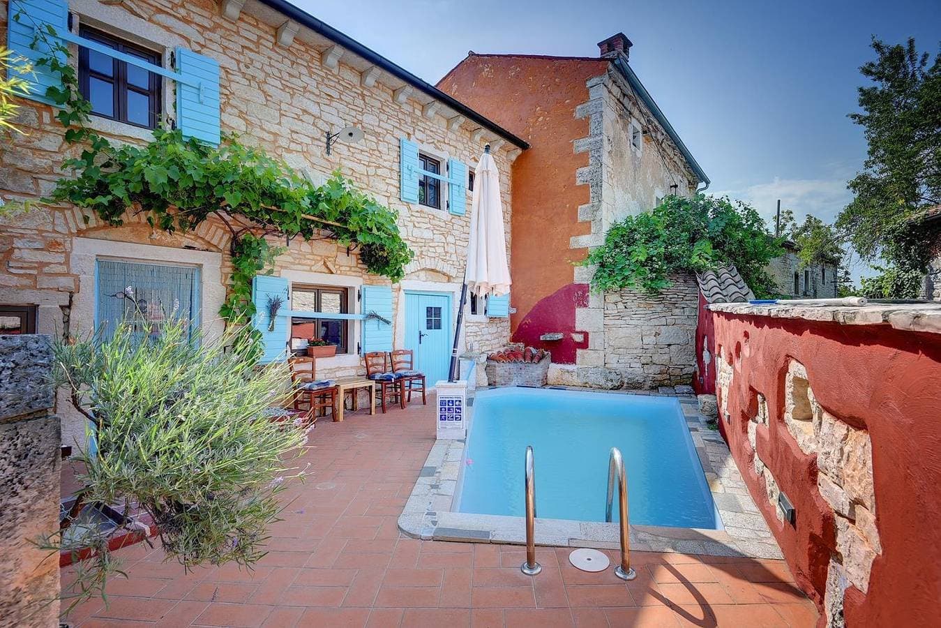 Foto 4 von 27: Traumhafte Steinvilla mit Privatpool, Dart, Sommerküche