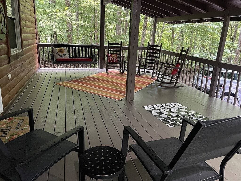 Foto 3 von 31: Cheerful & Cozy 2Bd/2Ba  Cabin. Amazing rates for your visit!