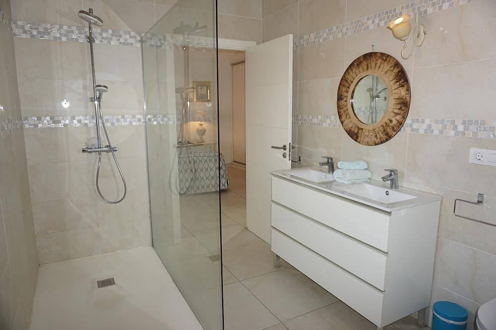 Foto 7 von 30: Private villa with garden &jacuzzi. Great for golfers. BBQ and alfresco dining.