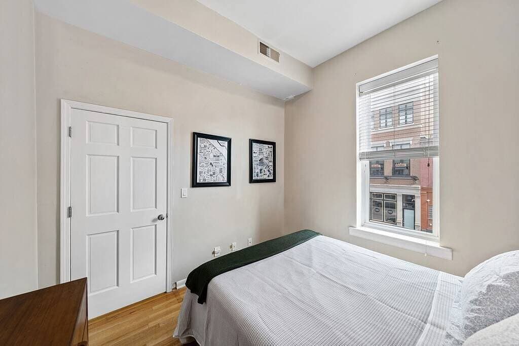 Foto 7 von 25: Classic Lincoln Park  2 bedroom condo- parking included