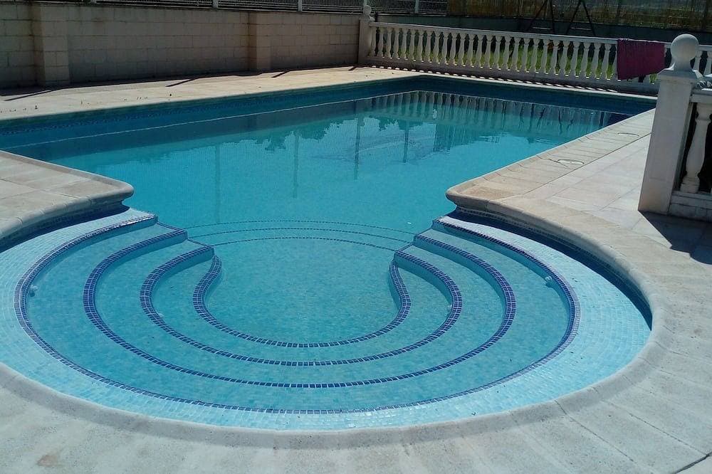 Rural house with swimming pool, garden and barbecue 1