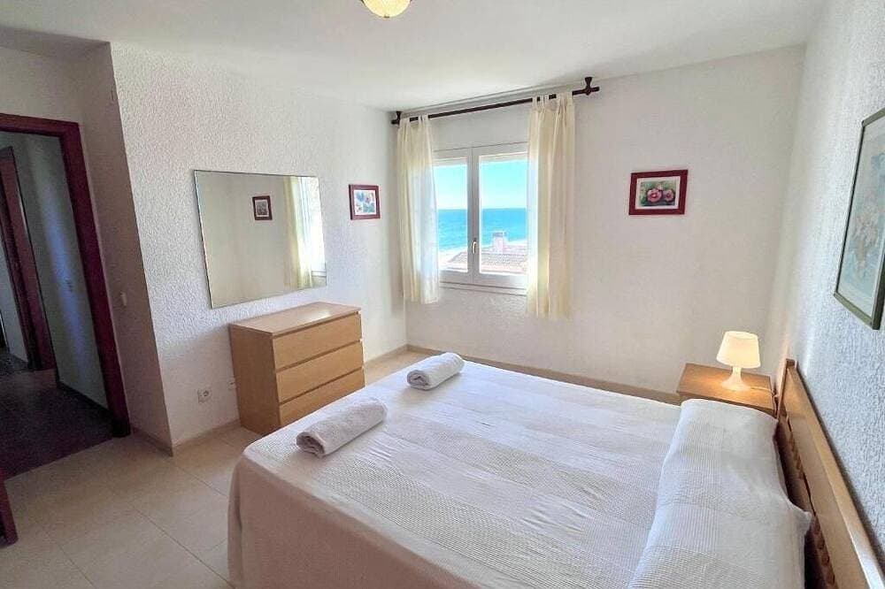 Foto 2 von 21: Geräumiges 3-Zimmer-Apartment direkt am Strand. Rodes-72
