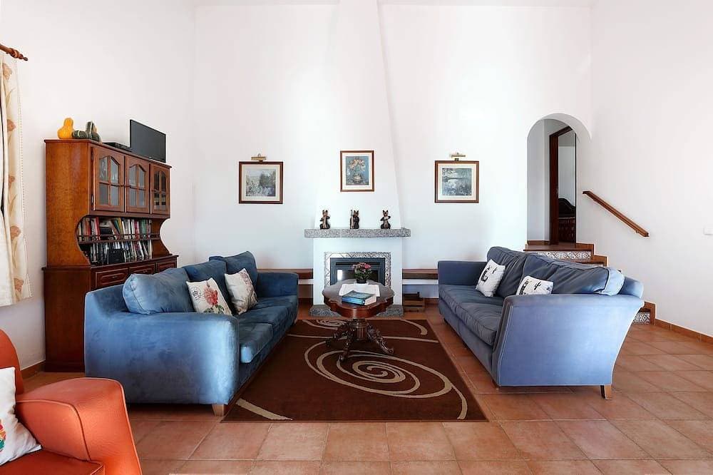 Foto 8 von 22: Schöne Villa, ideal für einen erholsamen Urlaub, mit Pool und Blick auf die Küste.