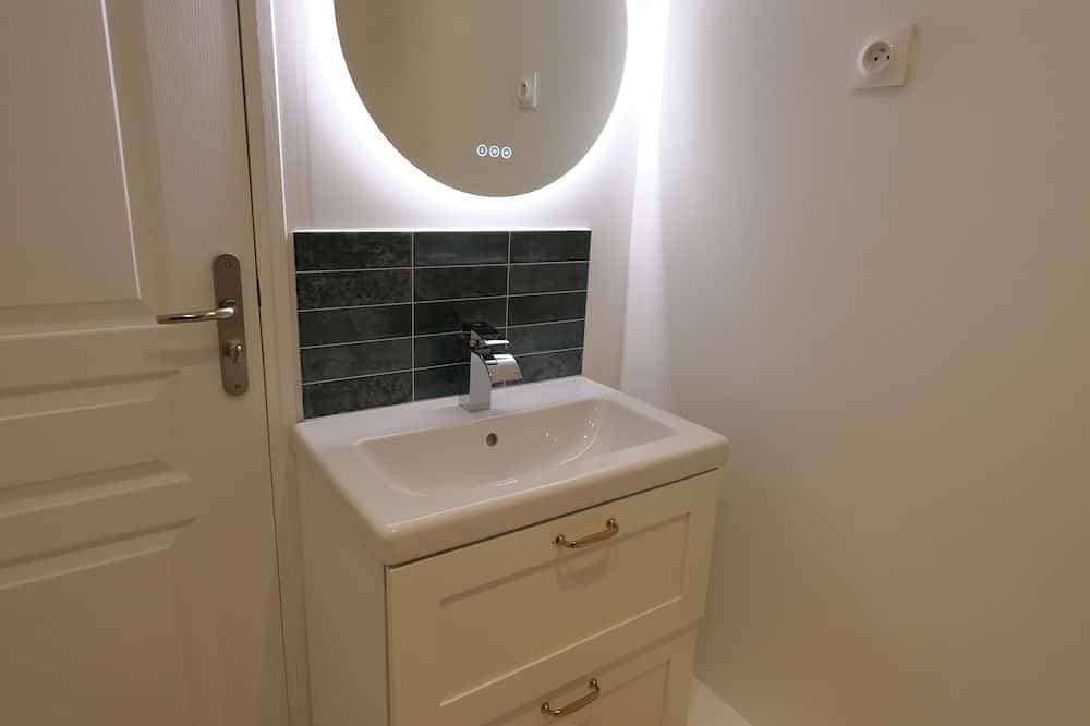 Foto 7 von 14: D-Day Suites - carentanlocation.fr: Dune - Downtown - Sleeps 4 / 2 min from the train station