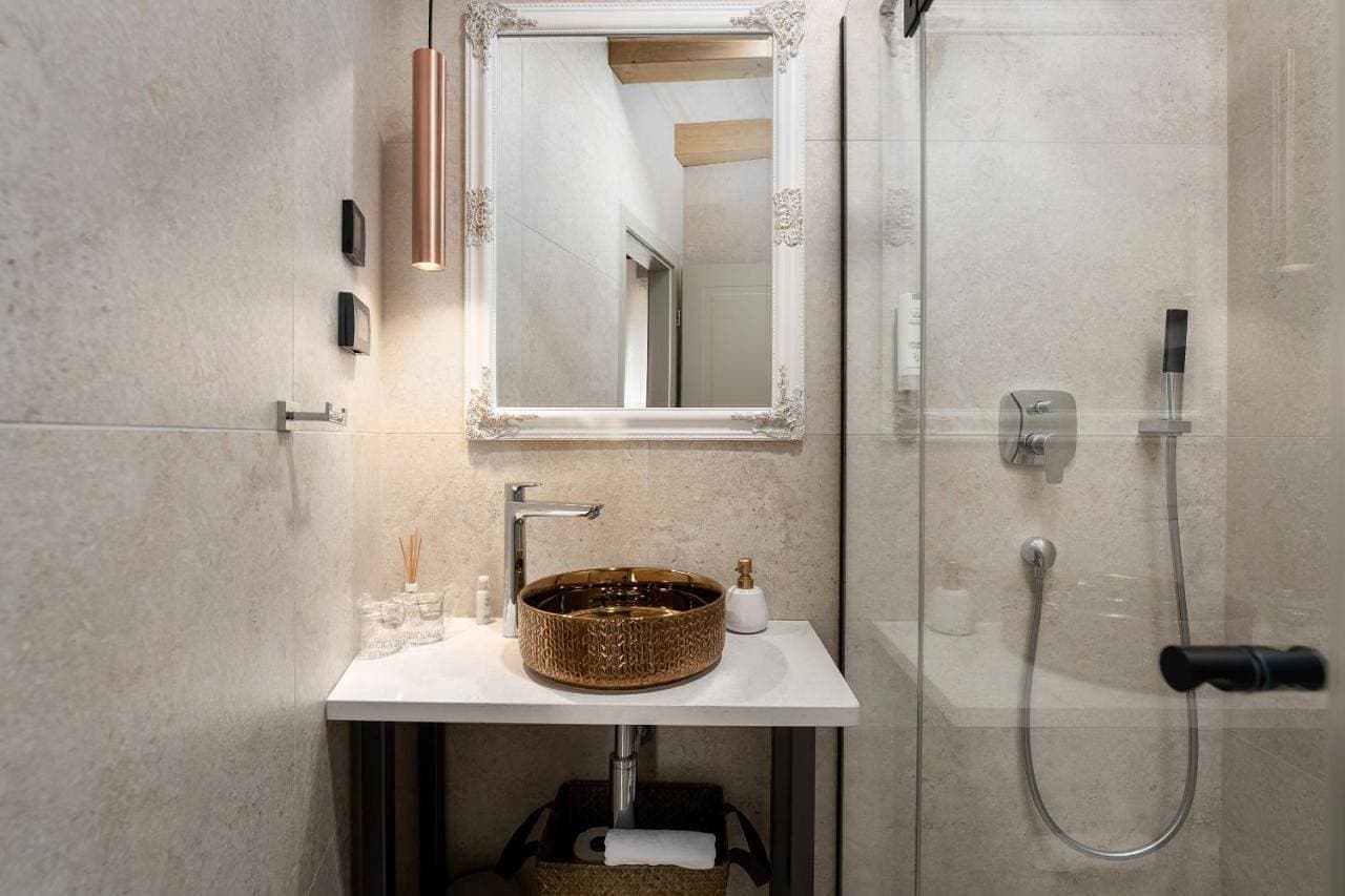 Foto 10 von 14: Twin Room with Private Bathroom