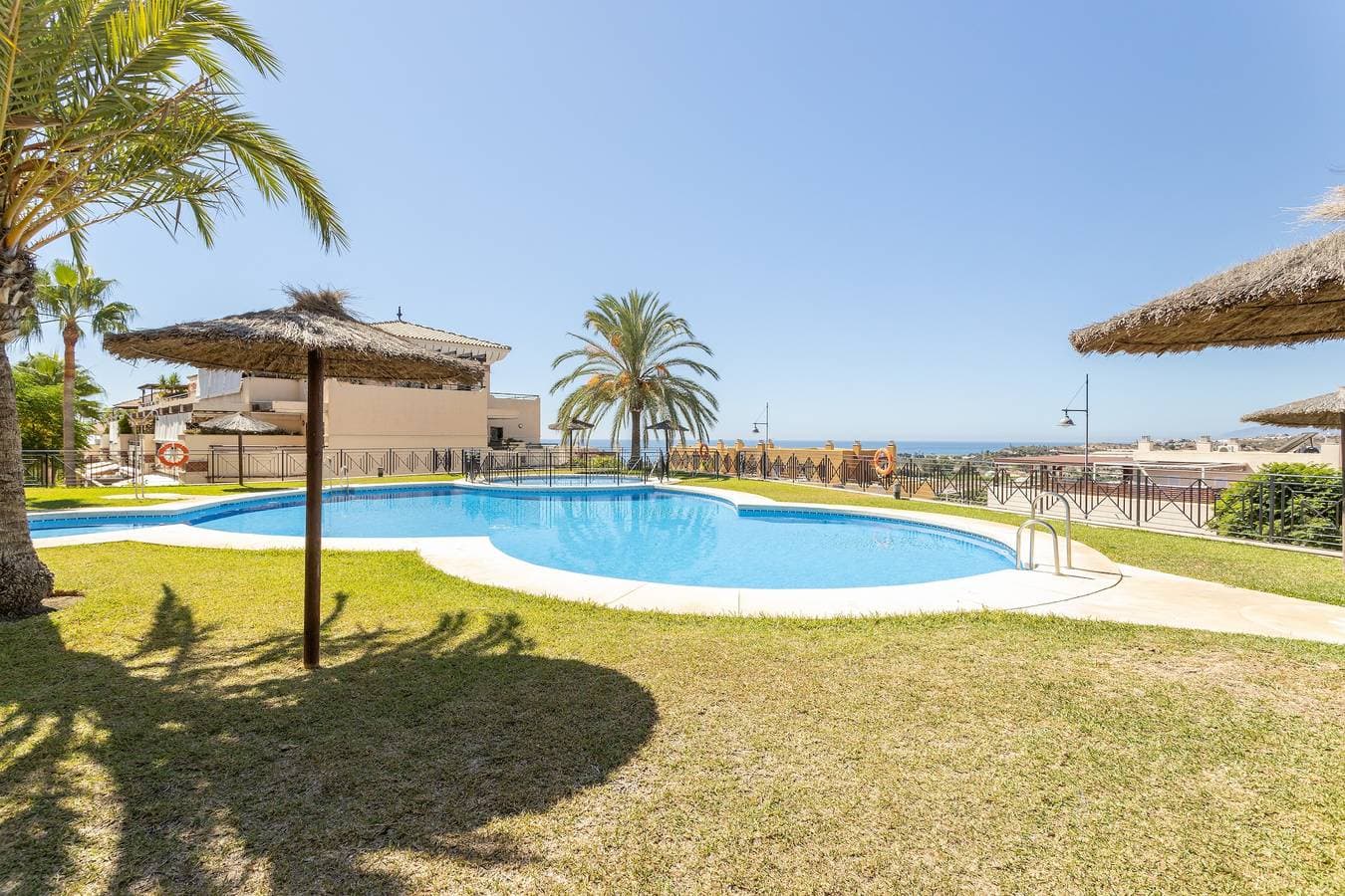 Foto 3 von 22: Apartment Brisas de Almayate mit Meer- und Bergblick, Pool, Klimaanlage, WLAN, Garten & Terrasse
