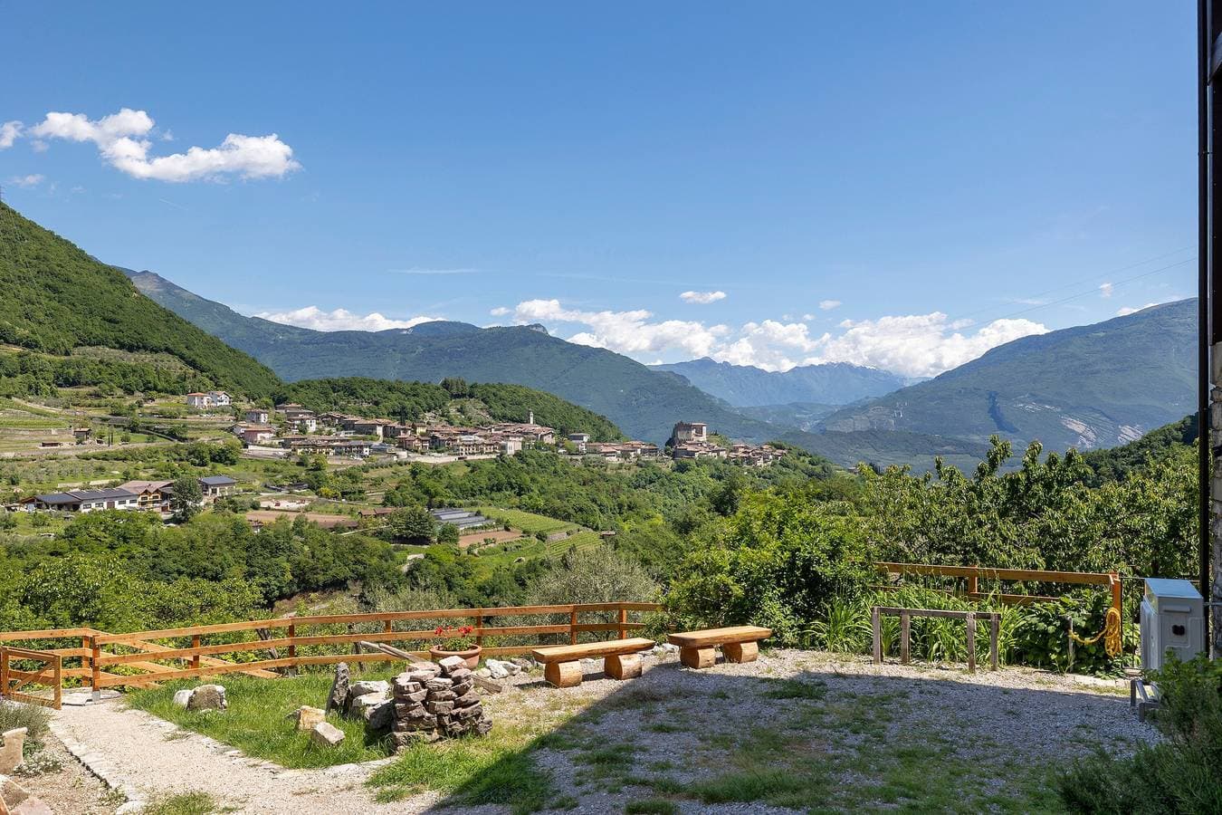 Foto 9 von 32: Casa Zucchelli, Garda Trentino: Burgblick, Privater Garten, bis 8 Personen