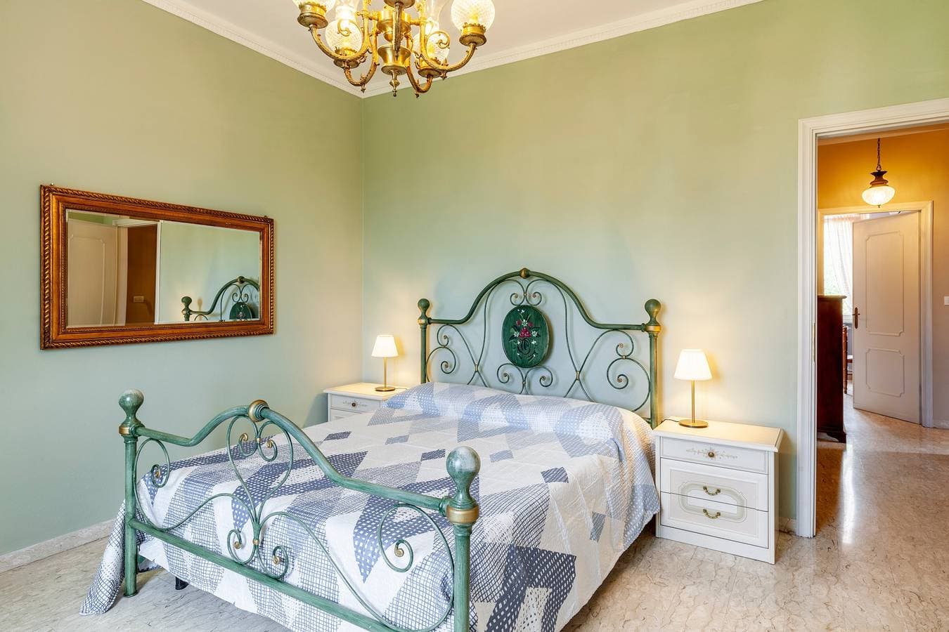 Foto 4 von 44: Ferienwohnung 'Villa La Lanterna Bianca' mit Bergblick, WLAN und Klimaanlage