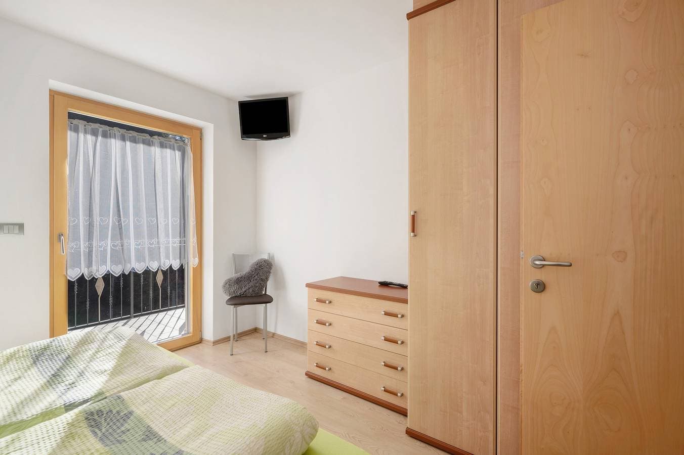 Foto 3 von 28: Bauernhof 'Innerjerberhof Neiderseit' mit Bergblick, Gemeinschaftsterrasse und WLAN