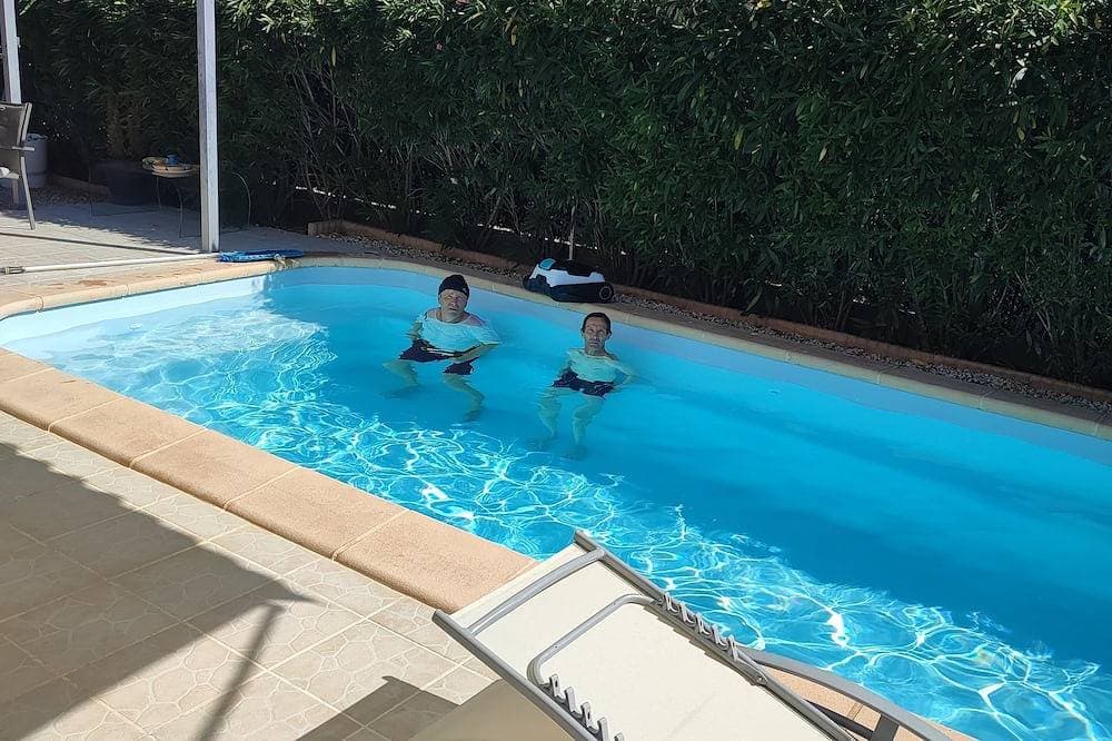 Foto 9 von 9: House in a residence with its own swimming pool.