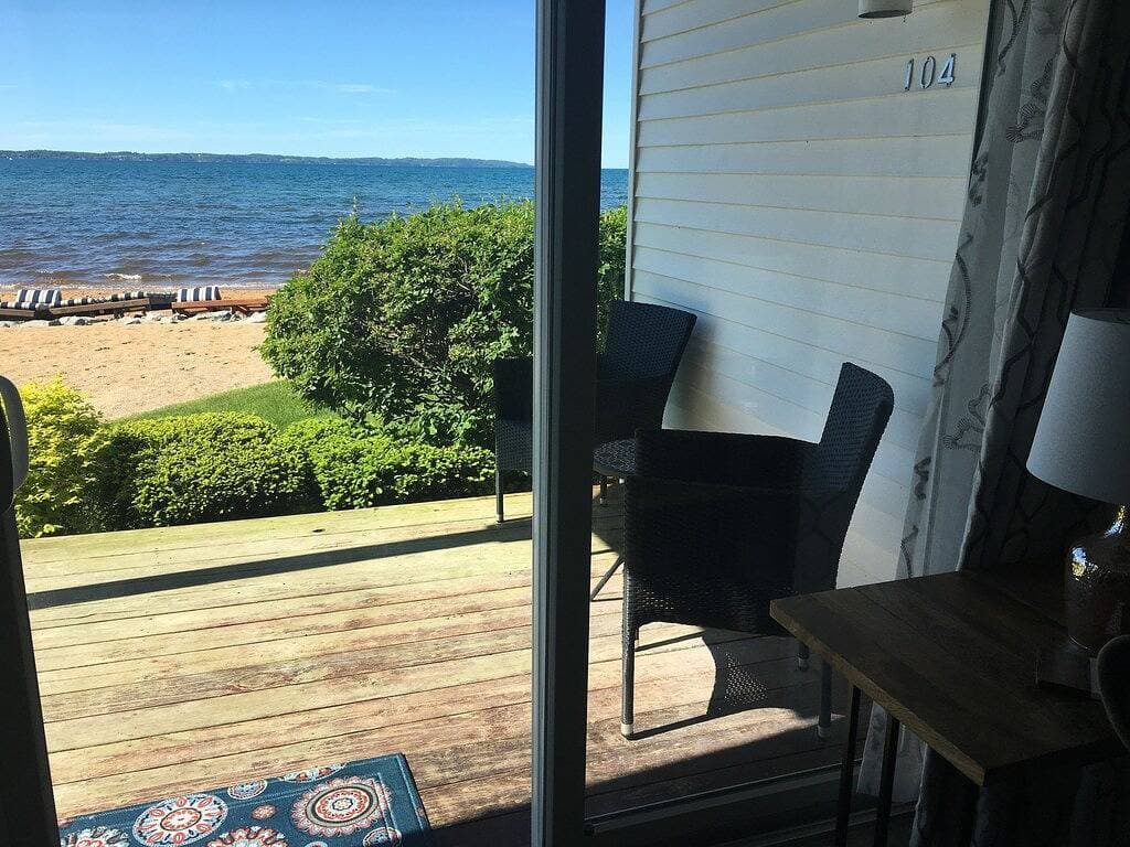 Foto 3 von 40: Komplett renovierte Eigentumswohnung direkt am Strand in der Grand Traverse Bay