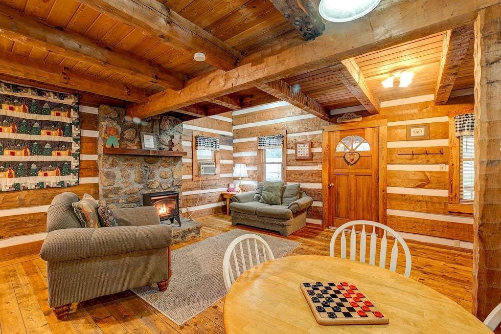 Foto 9 von 45: Vor Liebe platzende Herzen (Romantic Creekside Retreat)