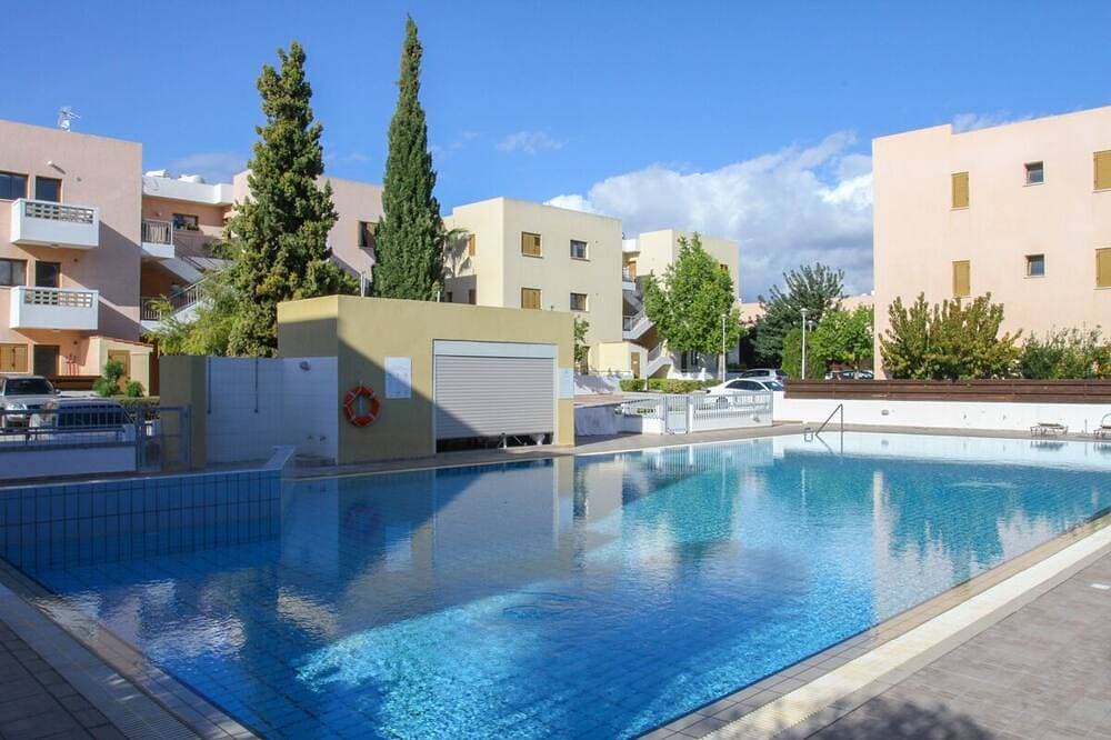 Herrliche Zwei Schlafzimmern und zwei Badezimmer Wohnung mit großem Pool 1