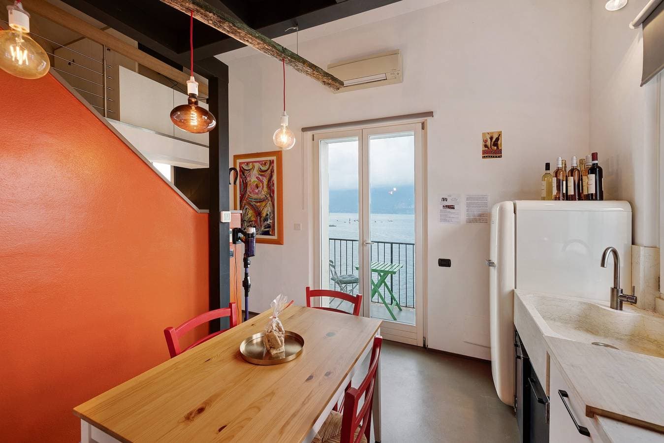 Foto 2 von 36: Ferienwohnung 'Angolo Sul Porto' mit Blick auf den See, WLAN und Klimaanlage