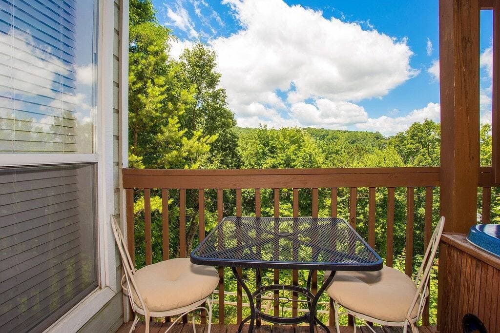 Foto 6 von 37: ❤️Romantic ✔ Hot Tub ★ Blick über Gatlinburg ✔ WIFI ★ KingBed