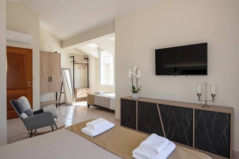 Foto 2 von 30: Breathtaking view*Private Heated Pool*15 sleeps*BBQ*390m2