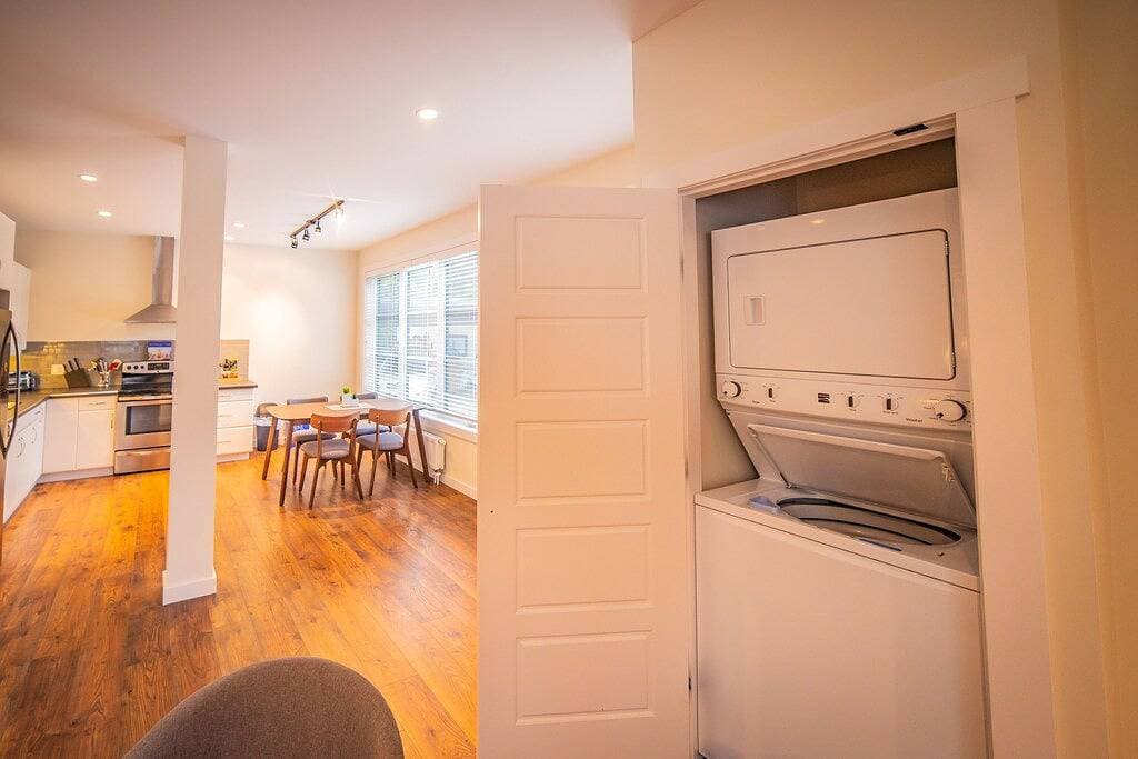 Foto 6 von 15: Modern suite with glacier view