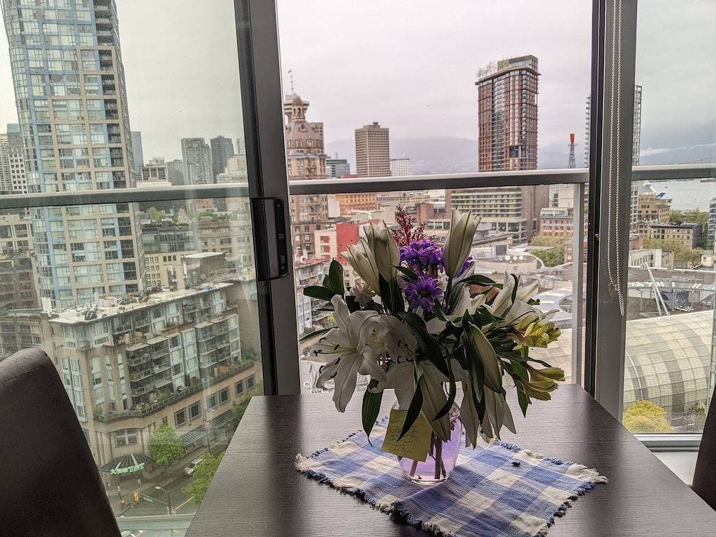 Foto 3 von 13: Meer-, Berg- und Stadtblick, komplett möbliert, Innenstadt von Vancouver