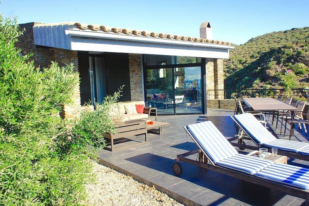 Ein charmantes Einfamilienhaus mit privatem Pool in Cadaques mit Meerblick. 1