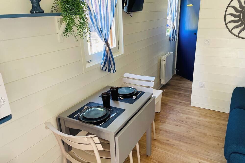 Foto 4 von 9: Cozy Travel Trailer in Normandy