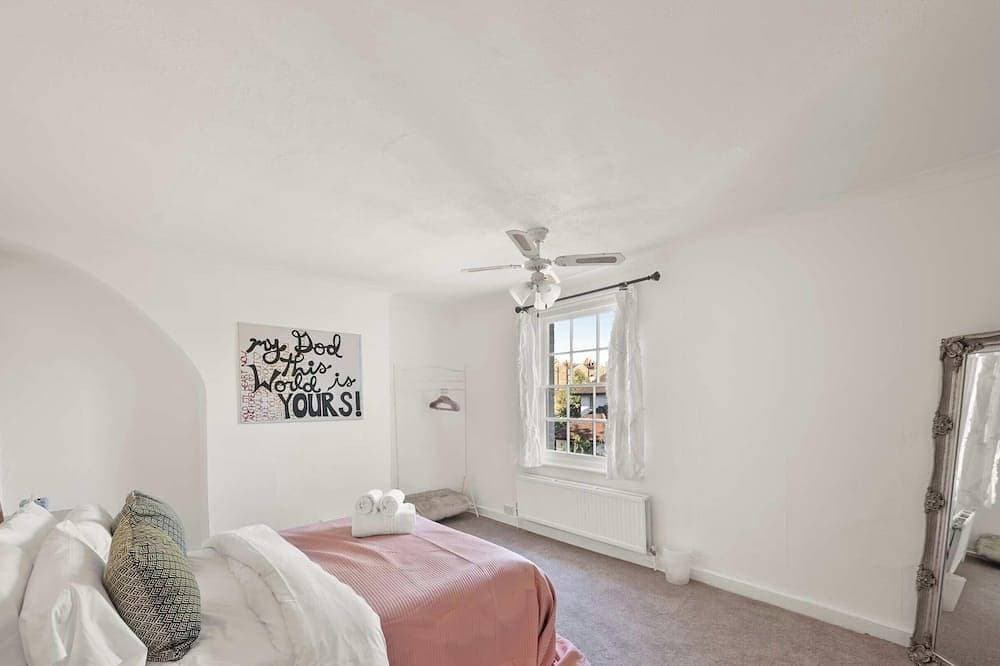 Foto 5 von 27: Modern 2 Bed Windsor Home - Sleeps 4 - Parking