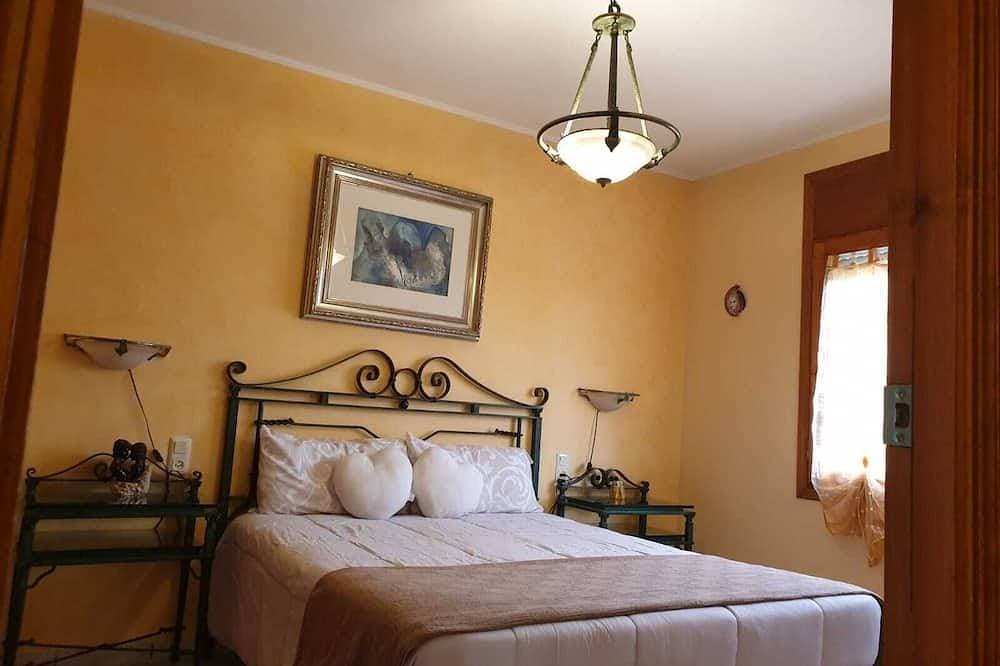 Foto 3 von 30: Chalet With Charm! Spacious law garden, pool with deck and more