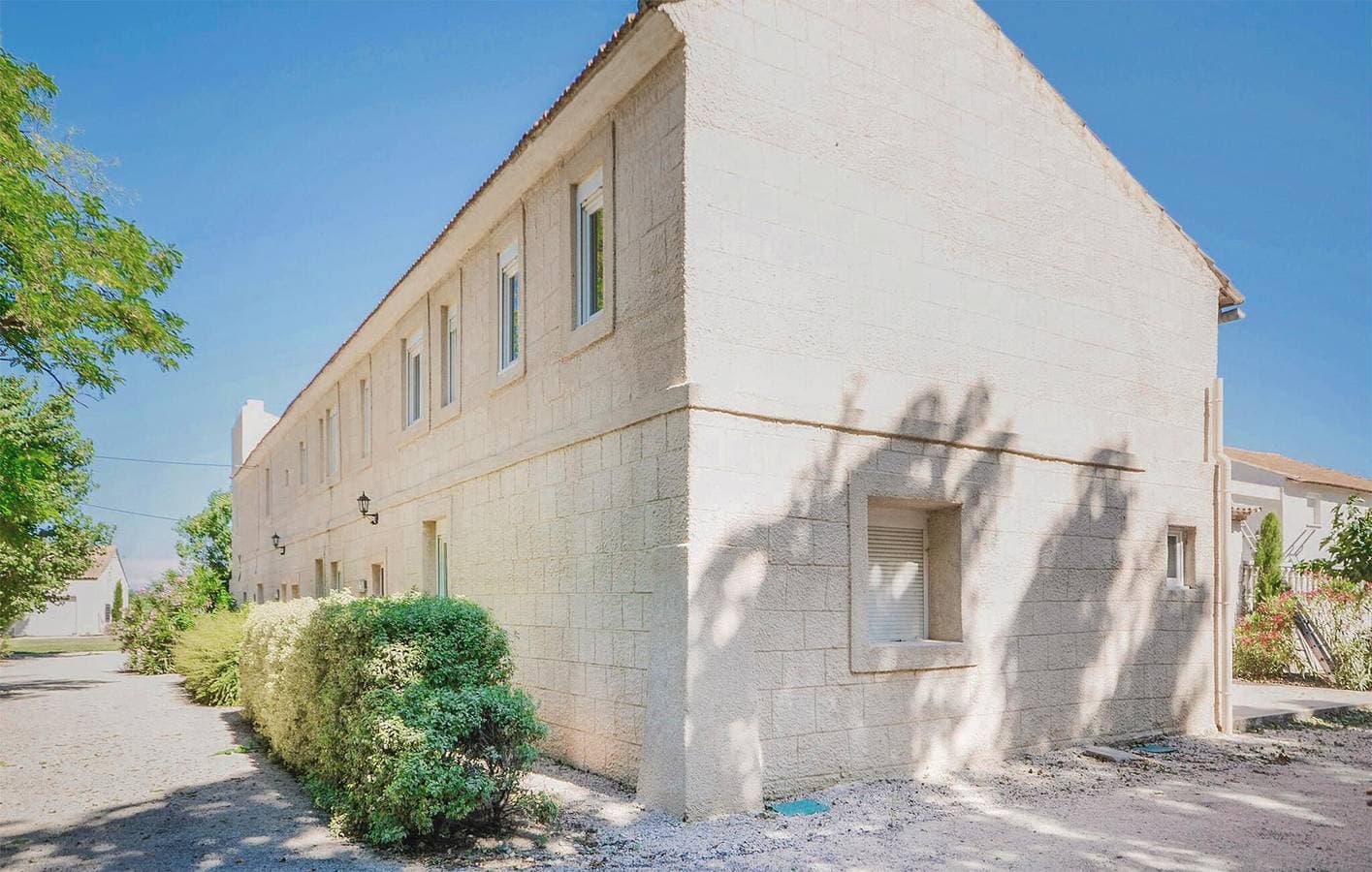 Geräumige Wohnung mit Pool & Garage, 900m zur Rhone 1