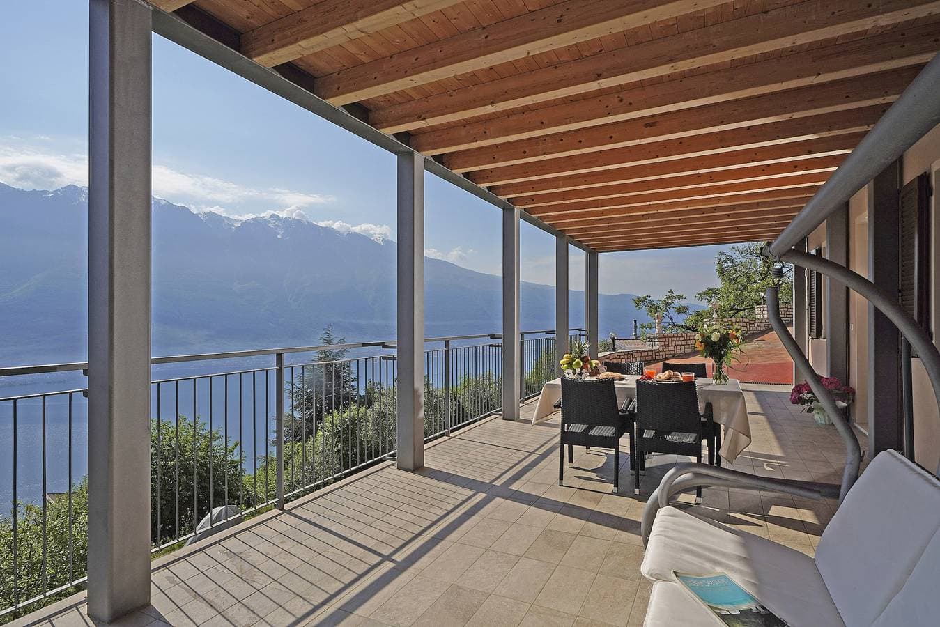 Foto 2 von 19: Maison du Pralonc – Lago: Seeblick, Berge, Garten & Terrasse