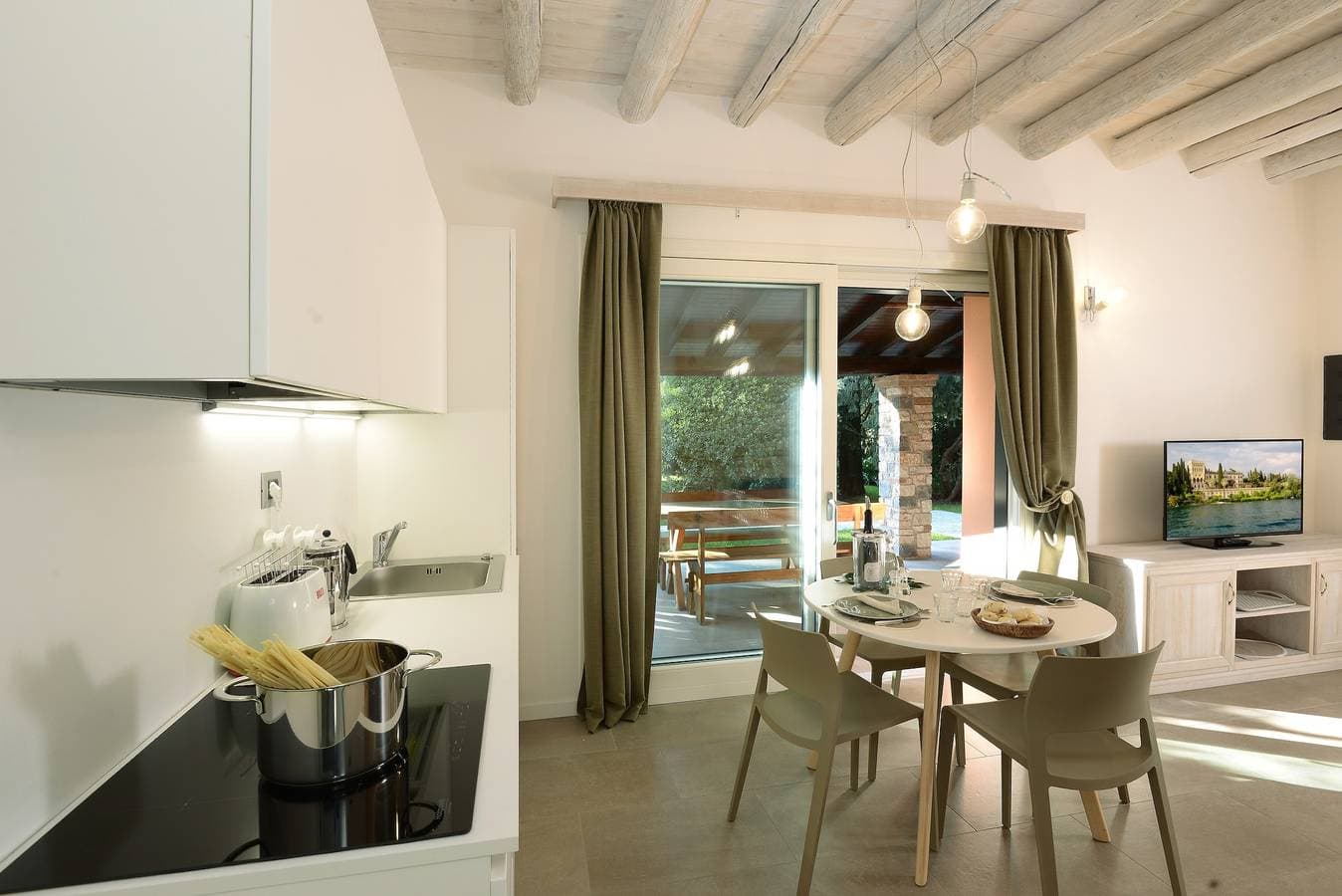 Foto 3 von 40: Ferienwohnung Al Segnavento Tramontana mit Pool, Terrasse & Parkplatz am Seeufer