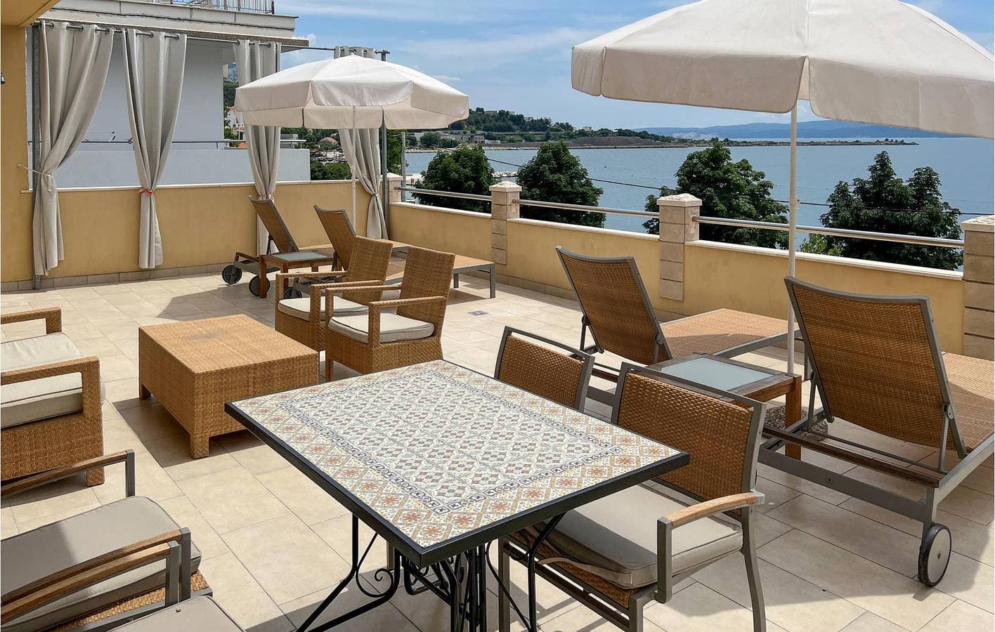 Foto 3 von 26: Gemütliche 300 m zum Strand: Klimatisierte Wohnung mit Terrasse und Parkplatz