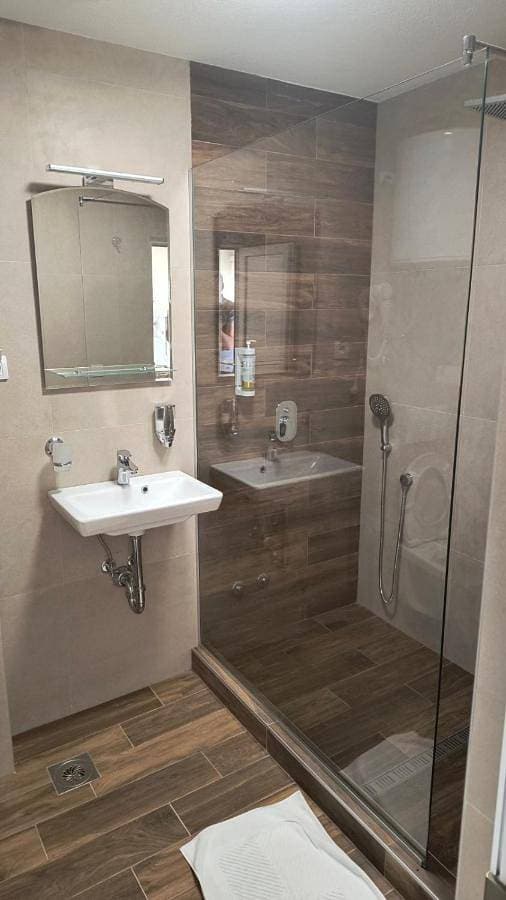 Foto 5 von 9: Triple Room with Lake View