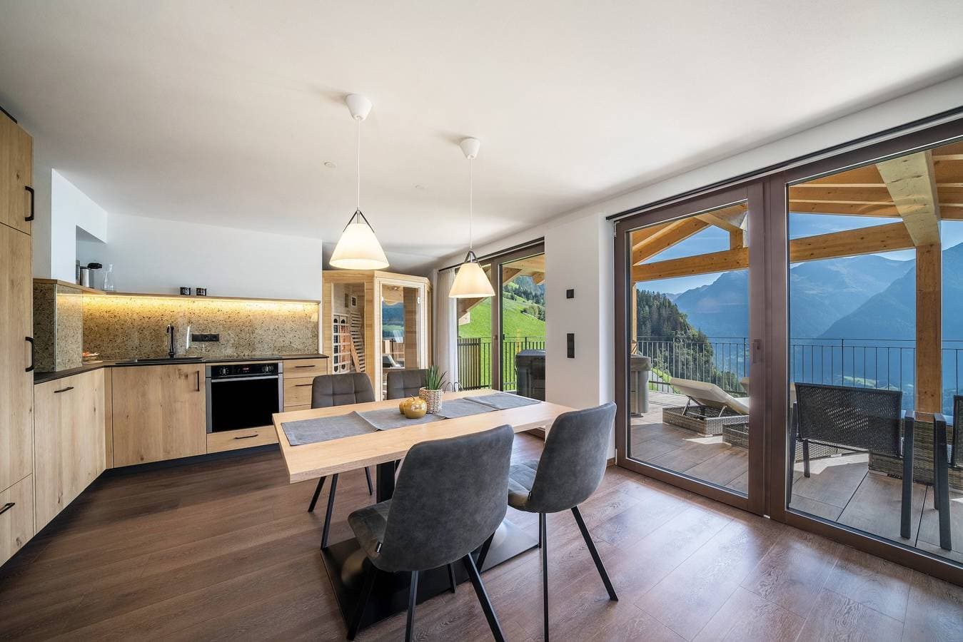Foto 5 von 19: "Sunnseitn Lodge Apt Moutainsuite" mit beheiztem Whirlpool, Infrarot-Sauna, Panoramaterrasse